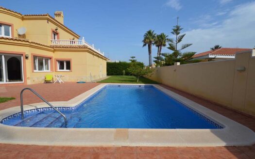 Villa met 4 slaapkamers vlakbij de zee in het aantrekkelijke Cabo Roig