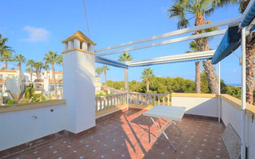 Villa with roof terrace and attractive location