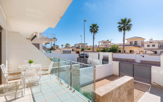 Resale – Modern townhouse with 4 bedrooms in Ciudad Quesada