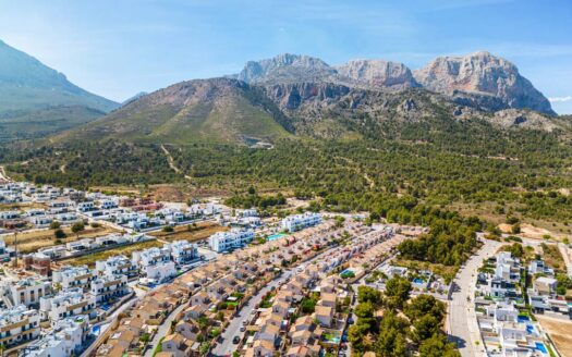 Resalg – Moderne hjørnerekkehus fra 2019 med nydelig utsikt