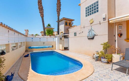 Villa con ubicación céntrica en La Zenia