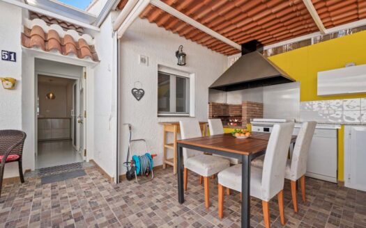 Totalrenovert rekkehus med felles basseng og tennisbane