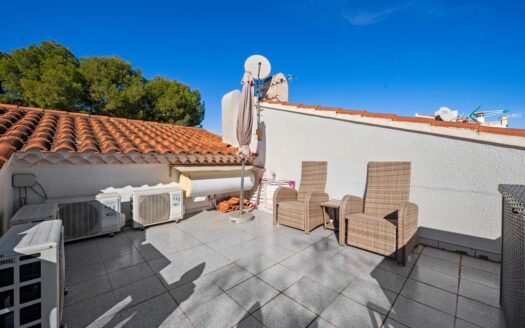 Totalrenovert rekkehus med felles basseng og tennisbane