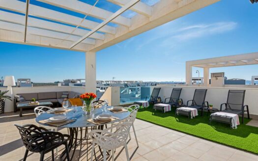 Resale – Newer penthouse with roof terrace in Oasis Beach XIII
