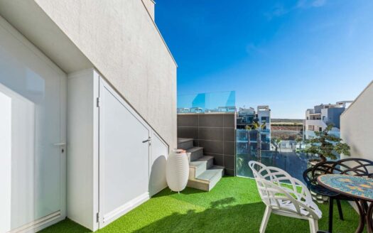 Resale – Newer penthouse with roof terrace in Oasis Beach XIII