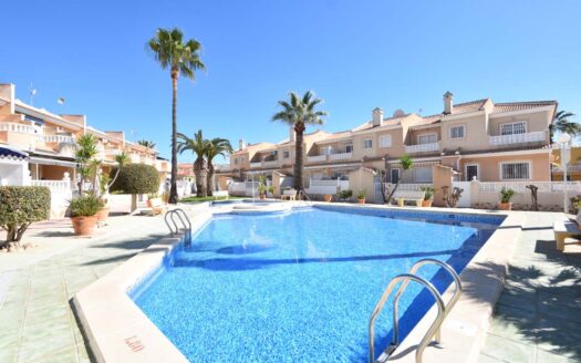 Corner townhouse in Doña Pepa with 3 bedrooms