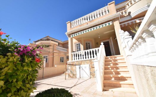 Corner townhouse in Doña Pepa with 3 bedrooms