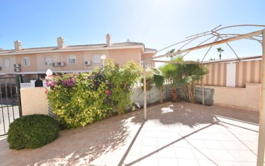 Corner townhouse in Doña Pepa with 3 bedrooms