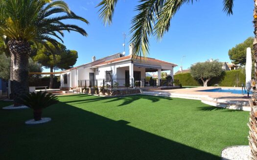 Chalet con gran parcela, garaje en sótano y piscina