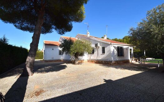 Chalet con gran parcela, garaje en sótano y piscina