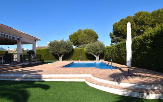 Chalet con gran parcela, garaje en sótano y piscina