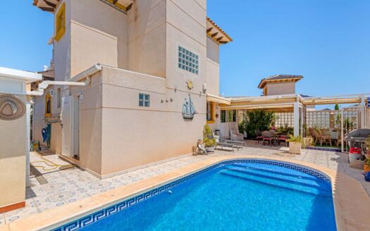 Villa met centrale ligging in La Zenia