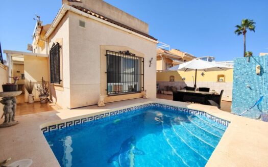 Villa aan het strand met dakterras en privézwembad.
