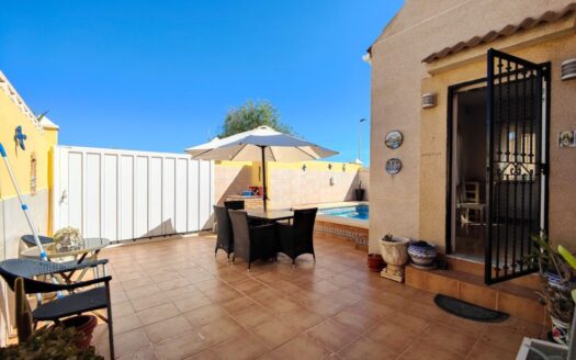 Villa aan het strand met dakterras en privézwembad.