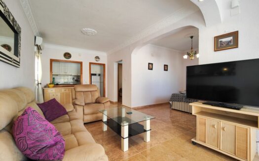 Villa aan het strand met dakterras en privézwembad.