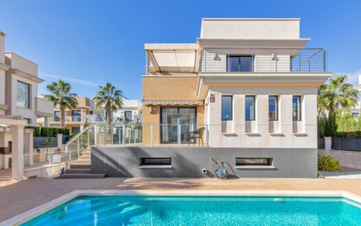 Luxe villa met centrale ligging in La Zenia