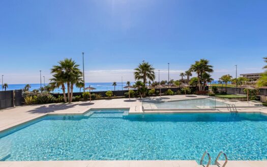 First line apartment with stunning sea views in Mil Palmeras