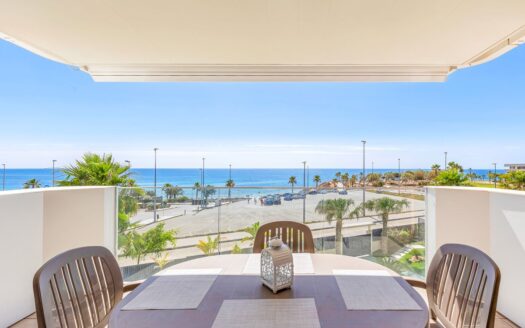 First line apartment with stunning sea views in Mil Palmeras