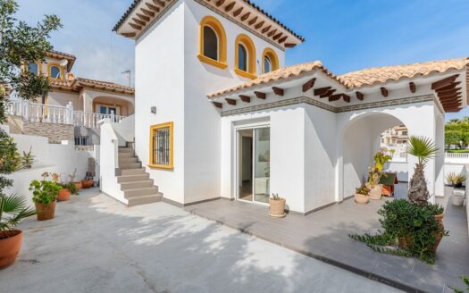 Gerenoveerde villa met 5 slaapkamers in het centrum van La Zenia