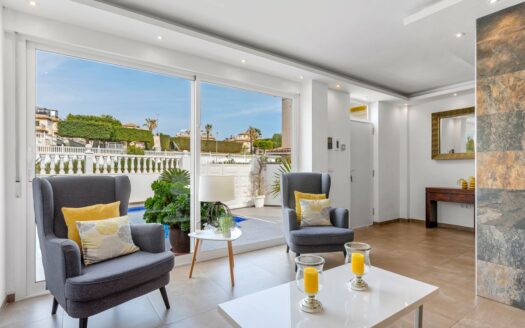 Gerenoveerde villa met 5 slaapkamers in het centrum van La Zenia