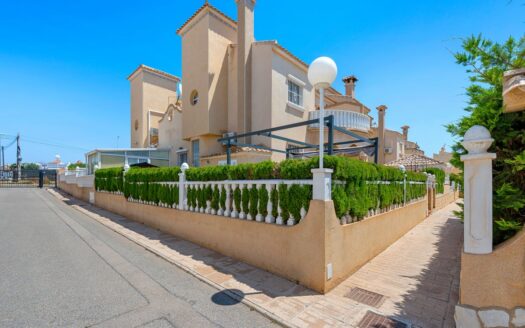 Mooi, zonnig hoekhuis in Playa Flamenca