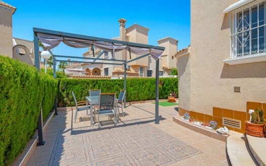 Mooi, zonnig hoekhuis in Playa Flamenca