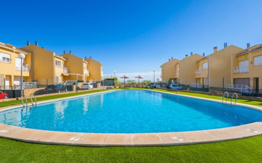 Adosado bien cuidado con terraza orientada al sur en la hermosa Alenda Golf