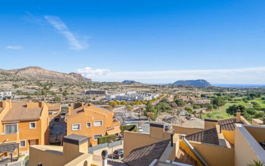 Adosado bien cuidado con terraza orientada al sur en la hermosa Alenda Golf