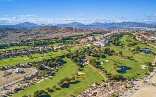 Adosado bien cuidado con terraza orientada al sur en la hermosa Alenda Golf
