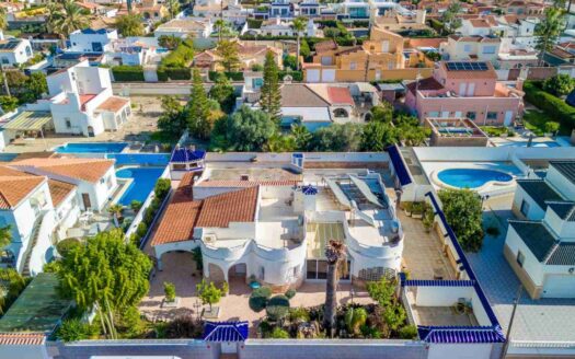 Grote villa met aantrekkelijke ligging in Torrevieja