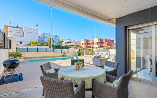 Villa moderna con 4 dormitorios, sótano y azotea