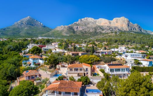 Villa con mucho que ofrecer y dos unidades residenciales en la hermosa La Nucía