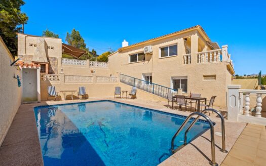 Villa con mucho que ofrecer y dos unidades residenciales en la hermosa La Nucía