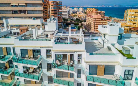 Exclusivo ático en primera línea en Arenales del Sol