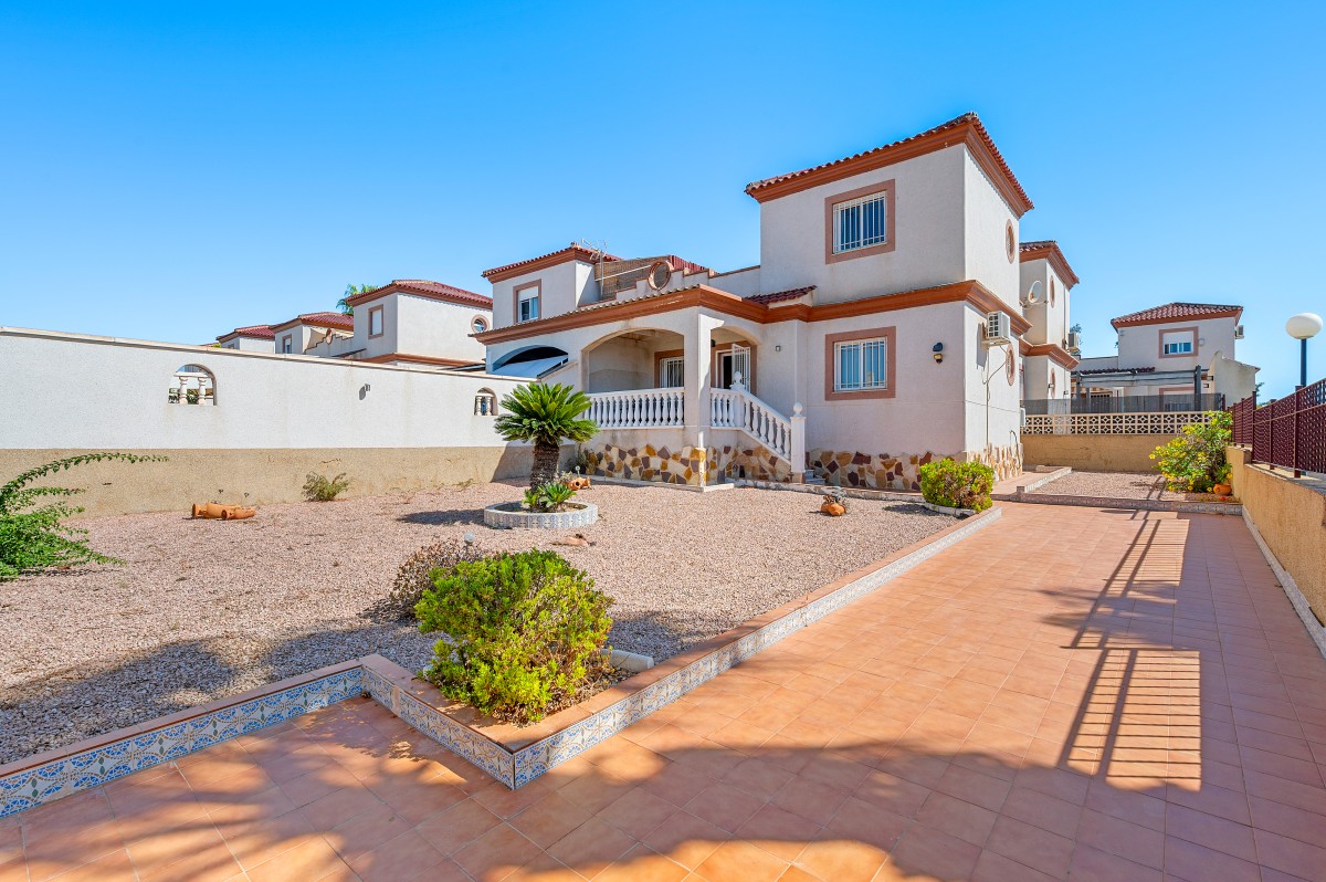 Corner townhouse in La Marina Costa Blanca